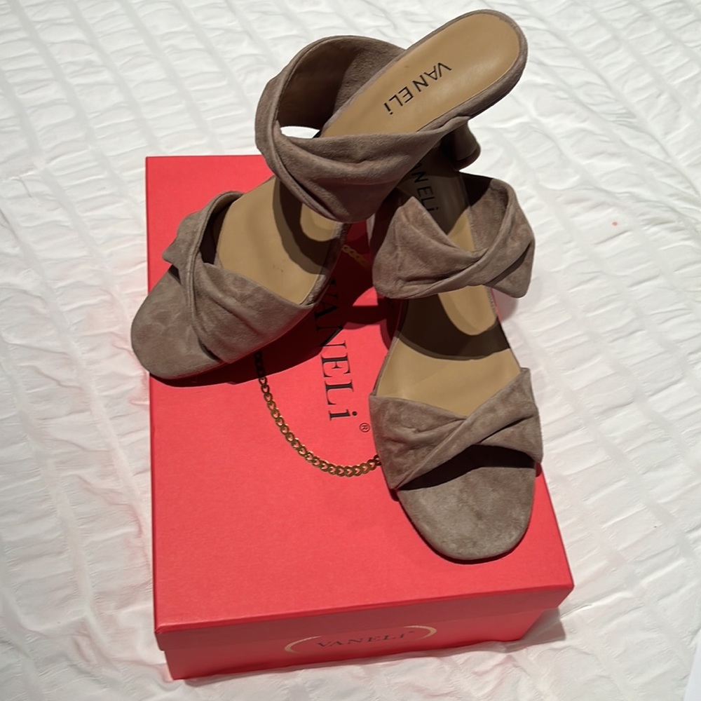 NIB Vaneli size 9.5 N Lotty in Truffle Suede.
